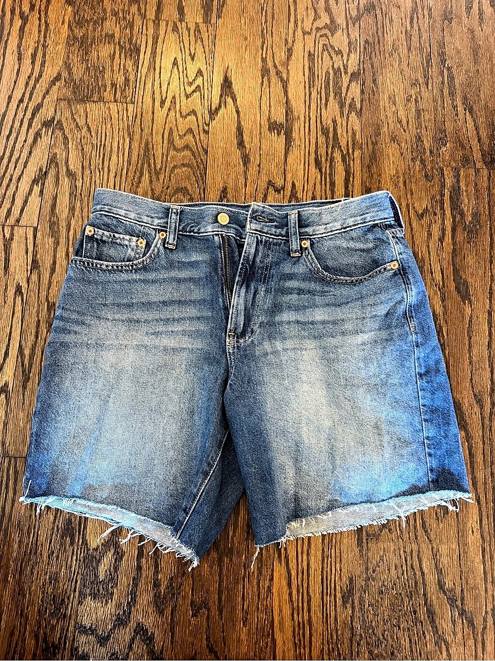 GAP 8" Loose Bermuda Mid Rise Denim Bermuda Jean Shorts Waist 28